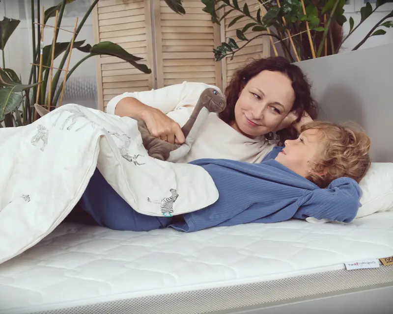 Mama i starsze dziecko leżące razem na materacu Fizjomax Junior